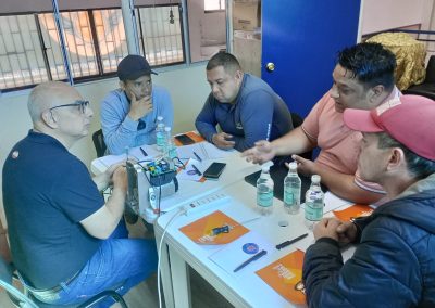 Asistentes al curso recibiendo la capacitación con el representante de la marca PPA